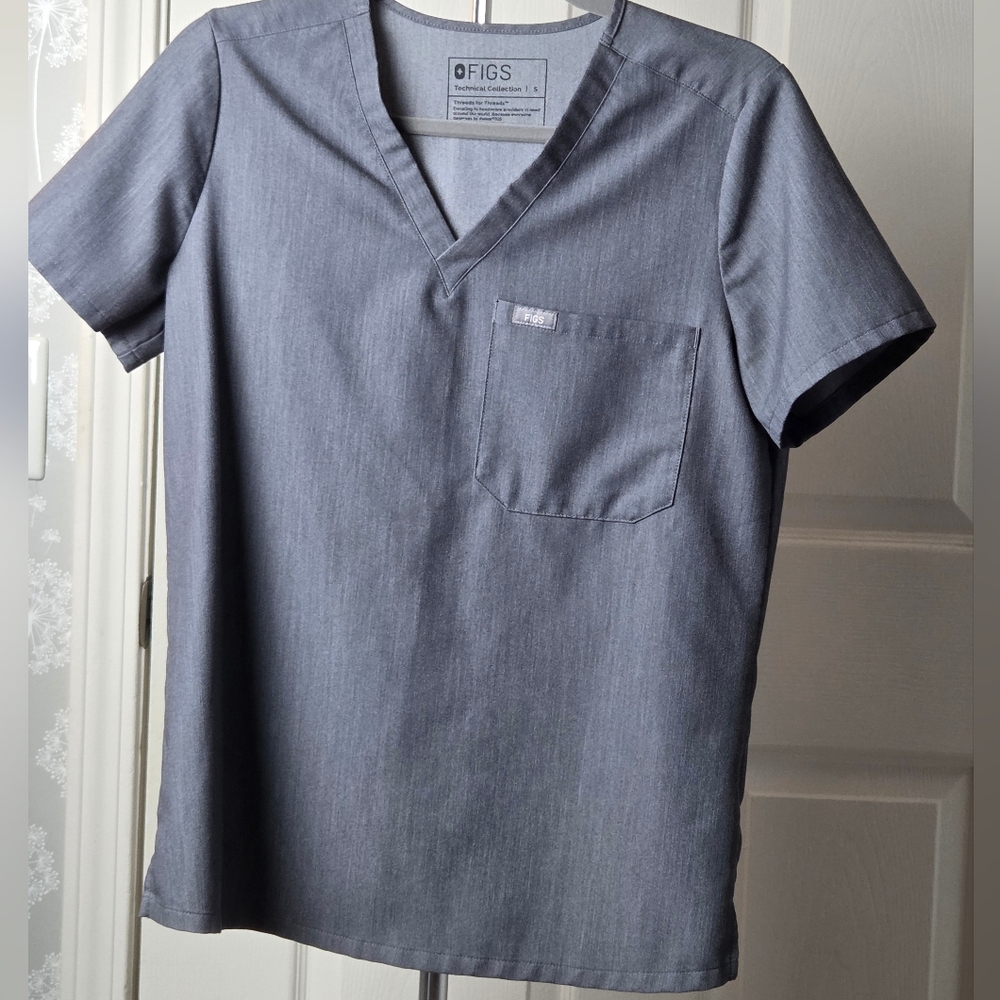 Womens Catsrina Small Figs Short Sleeve V-Neck Shirt in Graphite